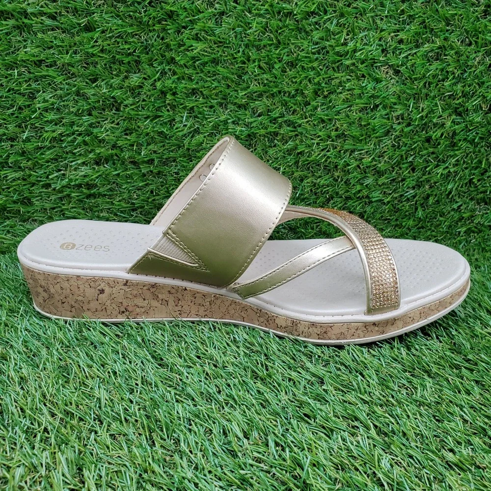 Bzees Bora Bright 10 WIDE Women's Rhinestone Wedge Slide Sandal Gold Sparkle